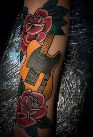 old school彩色的手绘吉他与花朵纹身图案