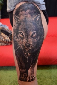 大腿毛骨悚然的自然色彩逼真狼纹身图案