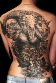 满背黑灰风格的骷髅与动物头骨纹身图案