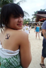 女孩背部简单的船锚纹身图案
