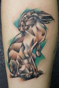 手臂上抽象的彩色兔子纹身图案
