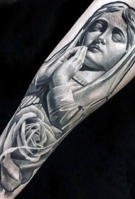 点刺风格有趣的祈祷女人手臂纹身图案