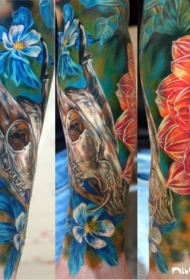写实风格的彩色动物头骨与花卉手臂纹身图案