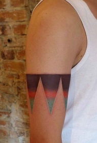 简单的五彩三角形手臂纹身图案