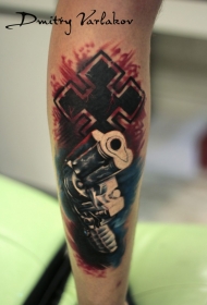 手臂很酷的组合彩色手枪和十字架纹身图案