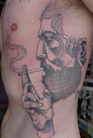 侧肋抽象风格的吸烟男子肖像纹身图案