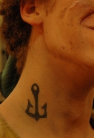 颈部黑色的船锚纹身图案