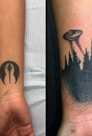 手腕黑色的各种神秘外星飞船和符号纹身图案