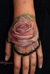 手臂逼真的3D粉色玫瑰花纹身图案
