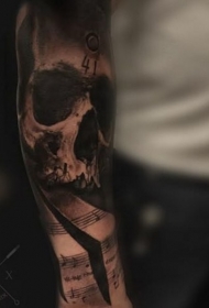 黑灰风格的骷髅和五线谱手臂纹身图案