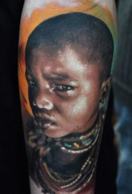 非常逼真的彩色部落女孩肖像手臂纹身图案