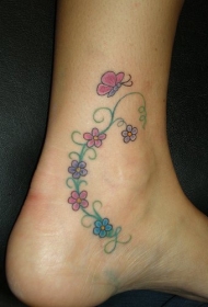精致的花朵和蝴蝶脚踝纹身图案