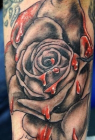 写实的滴血玫瑰彩色纹身图案