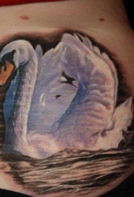 写实的彩色白天鹅和湖水纹身图案