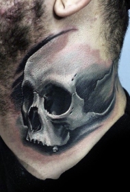 脖子上3D逼真的骷髅纹身图案