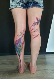 小腿抽象风格的五彩大树和小鸟纹身图案