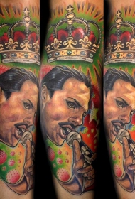 男性肖像与皇冠彩色手臂纹身图案