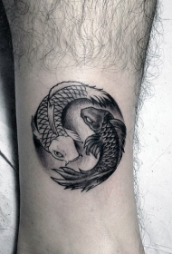 圆形的黑白鲤鱼标志脚踝纹身图案