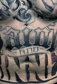 腹部黑色的独特花体字母纹身图案