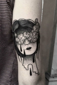 超现实主义风格的云朵和女人手臂纹身图案