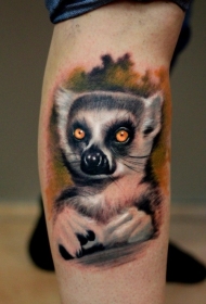 小腿写实的丰富多彩狐猴纹身图案