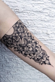 手臂巴洛克风格黑色梵花纹身图案