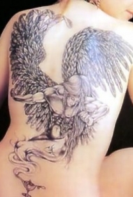 背部精致翅膀的天使纹身图案