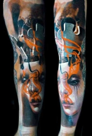 手臂抽象风格的彩色拼图和女人肖像纹身图案