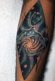 手臂几何风格的彩色太空外星人纹身图案