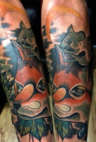 卡通风格的彩色有趣狐狸与老鼠手臂纹身图案