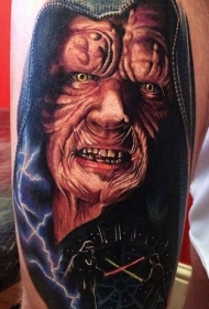 手臂非常写实的彩色邪恶怪物肖像纹身图案