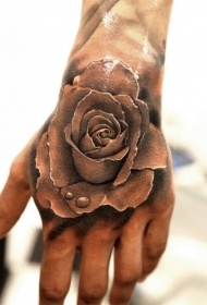 手背3D黑白玫瑰与水滴纹身图案