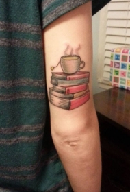 手臂热气腾腾的茶杯和书籍彩色纹身图案