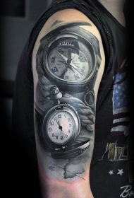 手臂3D逼真黑白指南针与时钟纹身图案
