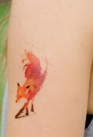 美丽的水彩火焰狐狸手臂纹身图案
