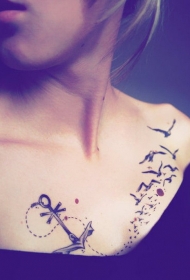 胸部可爱的黑白船锚小鸟纹身图案