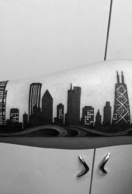 小臂黑色的夜间城市景观个性纹身图案