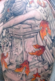 悲伤的天使和墓碑枫叶纹身图案