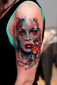 手臂抽象风格的彩色女性肖像与小鸟纹身图案