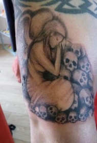手臂悲伤的天使和骷髅纹身图案