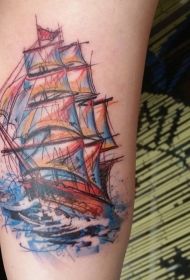 手臂彩色美丽的帆船纹身图案