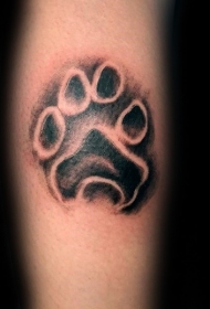 手臂黑色的动物爪印纹身图案