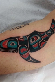 手臂独特的设计彩色部落风格鲸鱼纹身图案