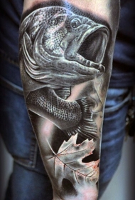 手臂3D逼真的黑色鱼与枫叶纹身图案