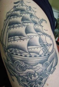 手臂黑灰帆船和船锚纹身图案