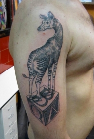 超现实主义风格的黑色动物和立方体纹身图案