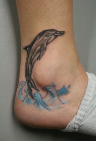 黑灰的海豚和蓝色波浪脚踝纹身图案