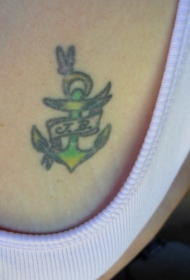胸部彩色英文字母和船锚纹身图案