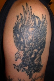 手臂美国国旗翅膀的鹰黑色纹身图案