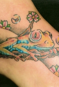 脚背惊人的青蛙和樱花树彩色纹身图案